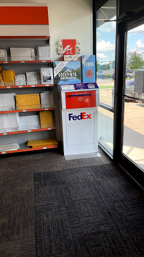 Print Shop «FedEx Office Print & Ship Center», reviews and photos, 425 E Pleasant Run Rd #275, Cedar Hill, TX 75104, USA