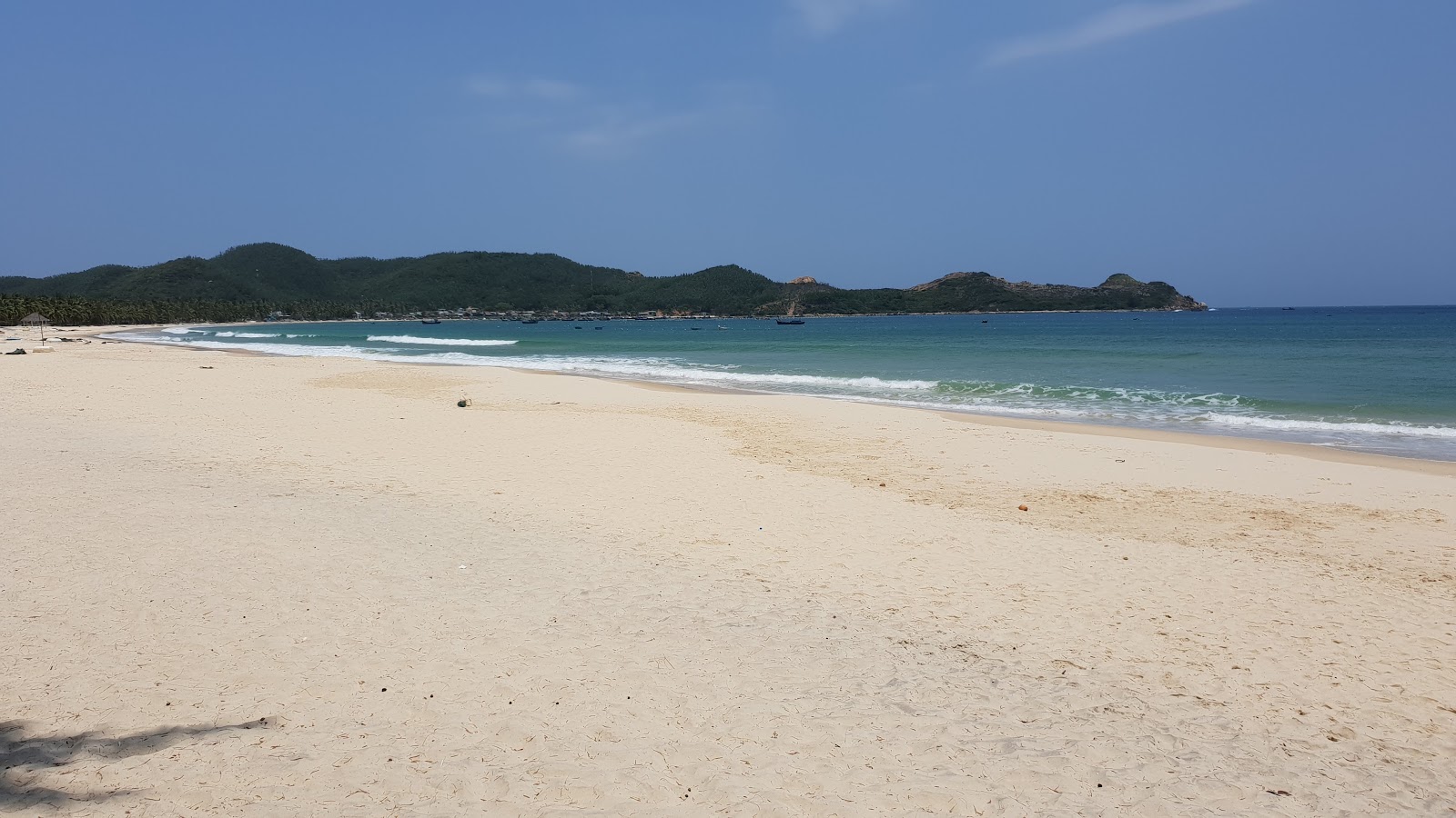 Foto de Bay Hoa Beach com areia brilhante superfície