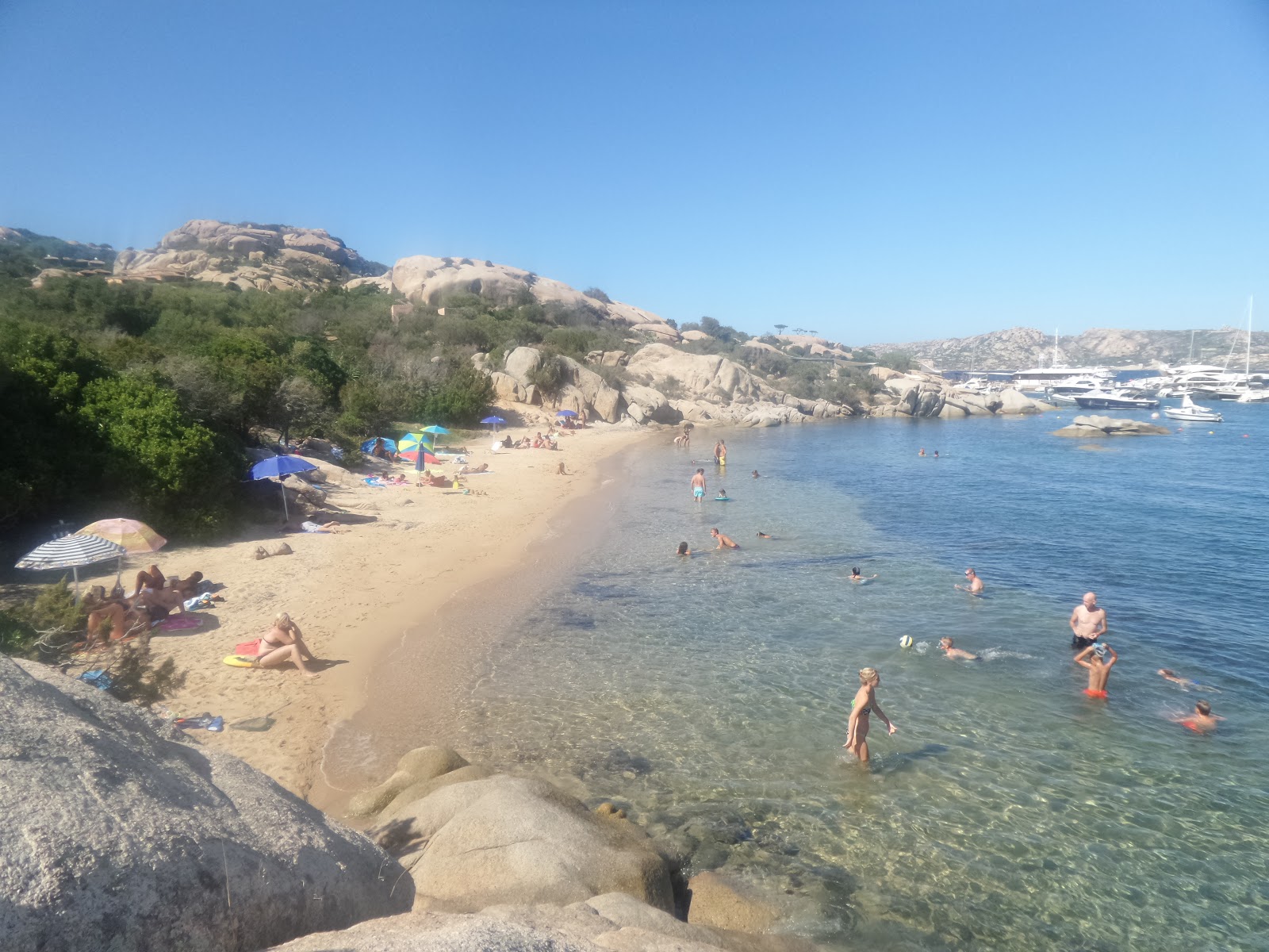 Foto van Spiaggia di Cala Inglese met hoog niveau van netheid