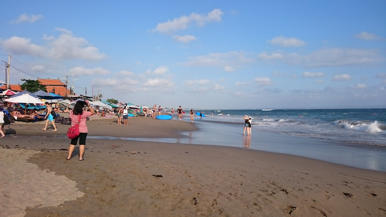 Φωτογραφία του Batu Bolong Beach - δημοφιλές μέρος μεταξύ λάτρεις της χαλάρωσης