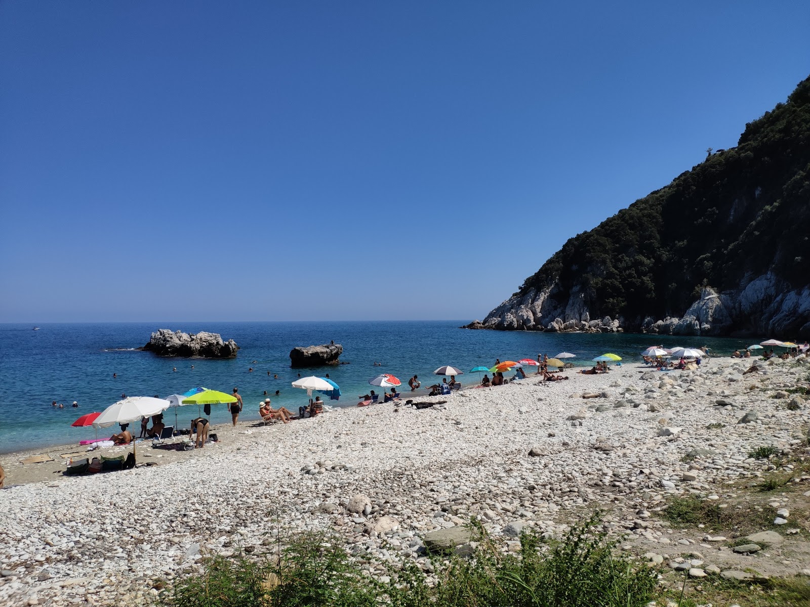 Damouchari beach'in fotoğrafı uçurumlarla desteklenmiş