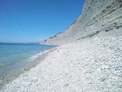 Photo de Plyazh Krucha entouré de montagnes