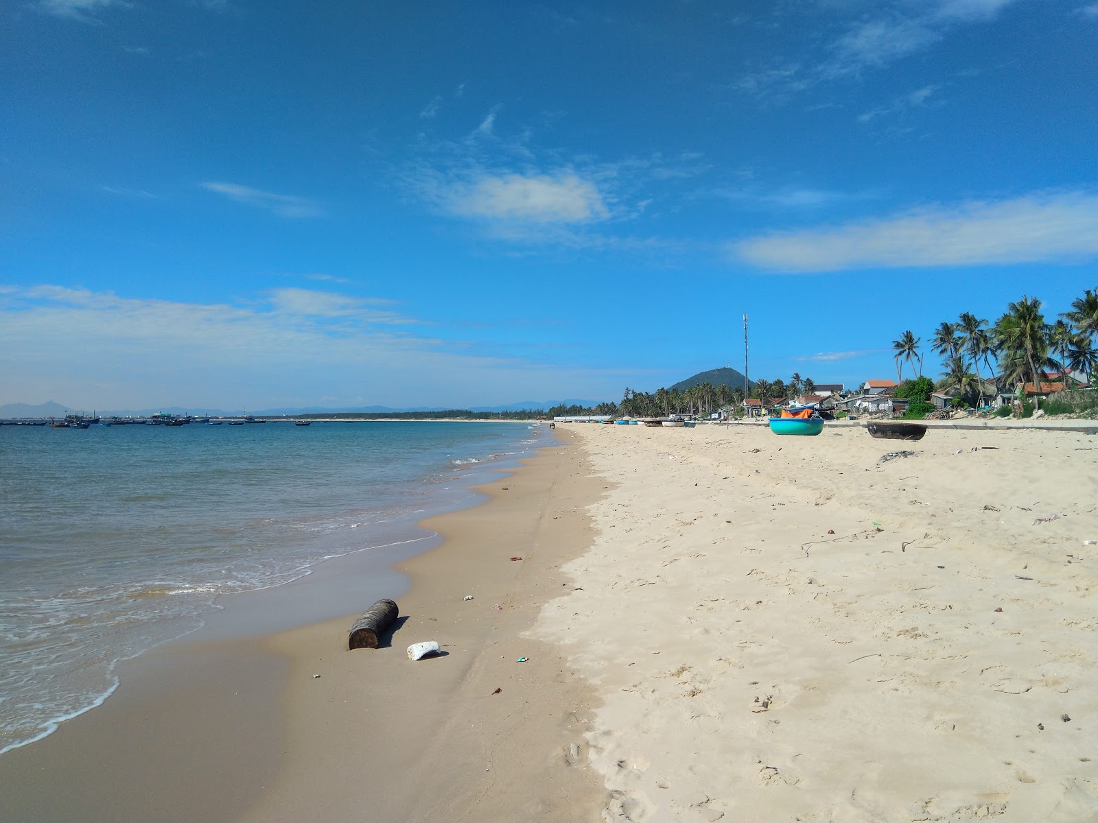 Photo de Long Thuy Beach avec l'eau turquoise de surface