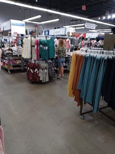 Clothing Store «Old Navy», reviews and photos, 15661 S Apopka Vineland Rd, Orlando, FL 32821, USA