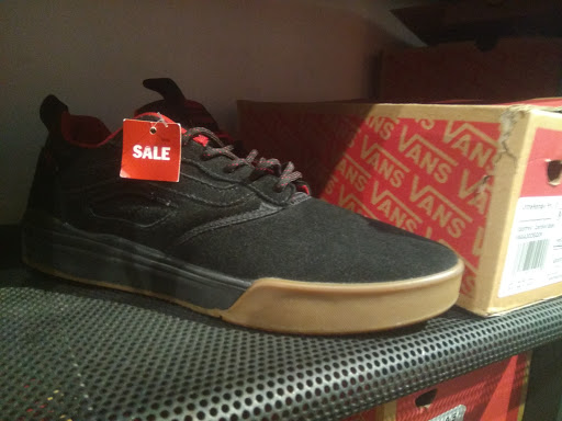 Shoe Store «Vans», reviews and photos, 13000 Folsom Blvd #403, Folsom, CA 95630, USA
