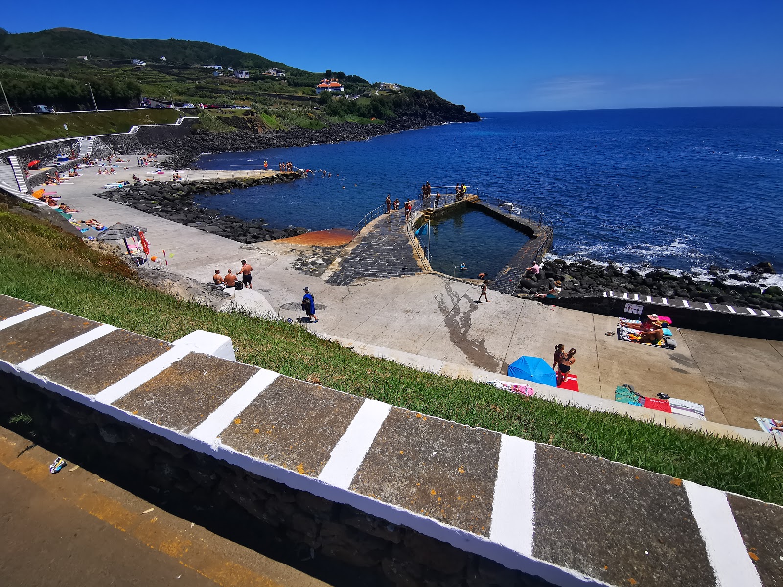 Praia da Salga'in fotoğrafı beton kapak yüzey ile