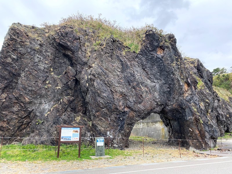 冬島の穴岩