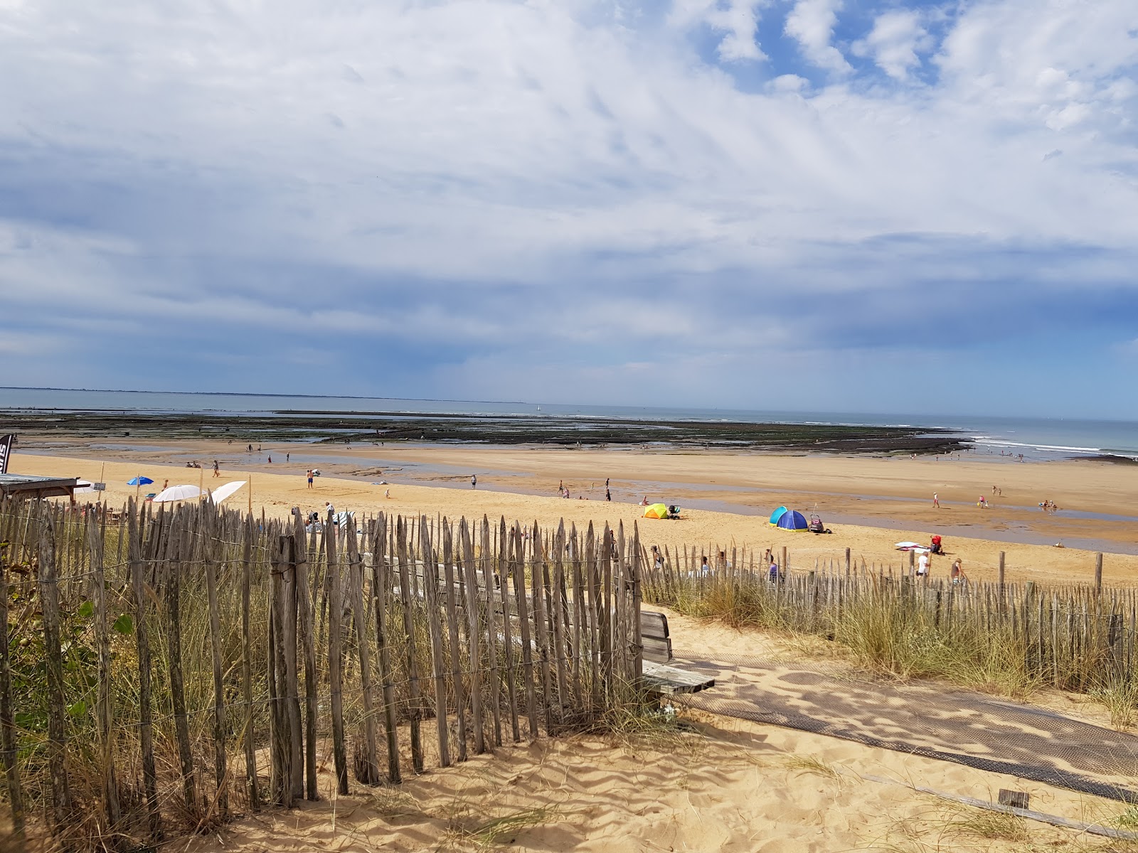 Corps de Garde beach'in fotoğrafı - rahatlamayı sevenler arasında popüler bir yer