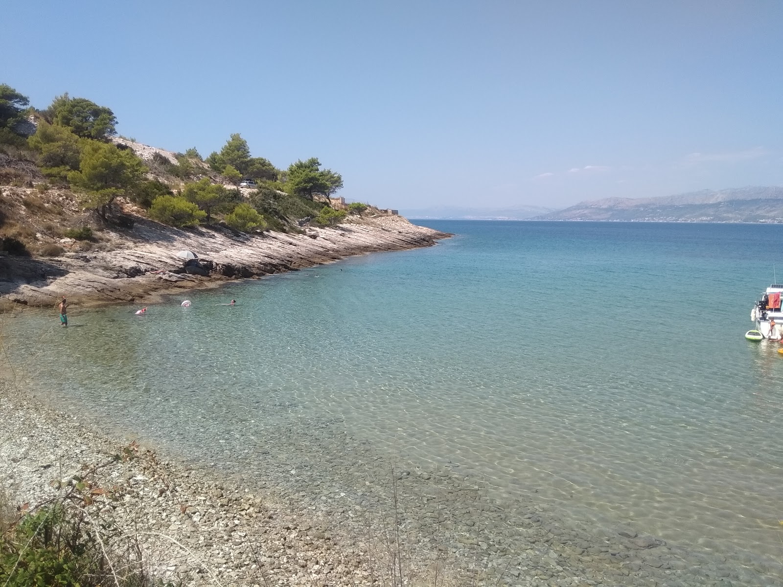 Foto av Ducac beach med stenar yta