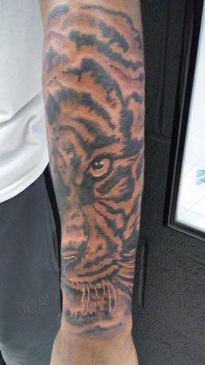 Tattoo Shop «One Love Tattoos», reviews and photos, 903 N Austin Ave, Georgetown, TX 78626, USA