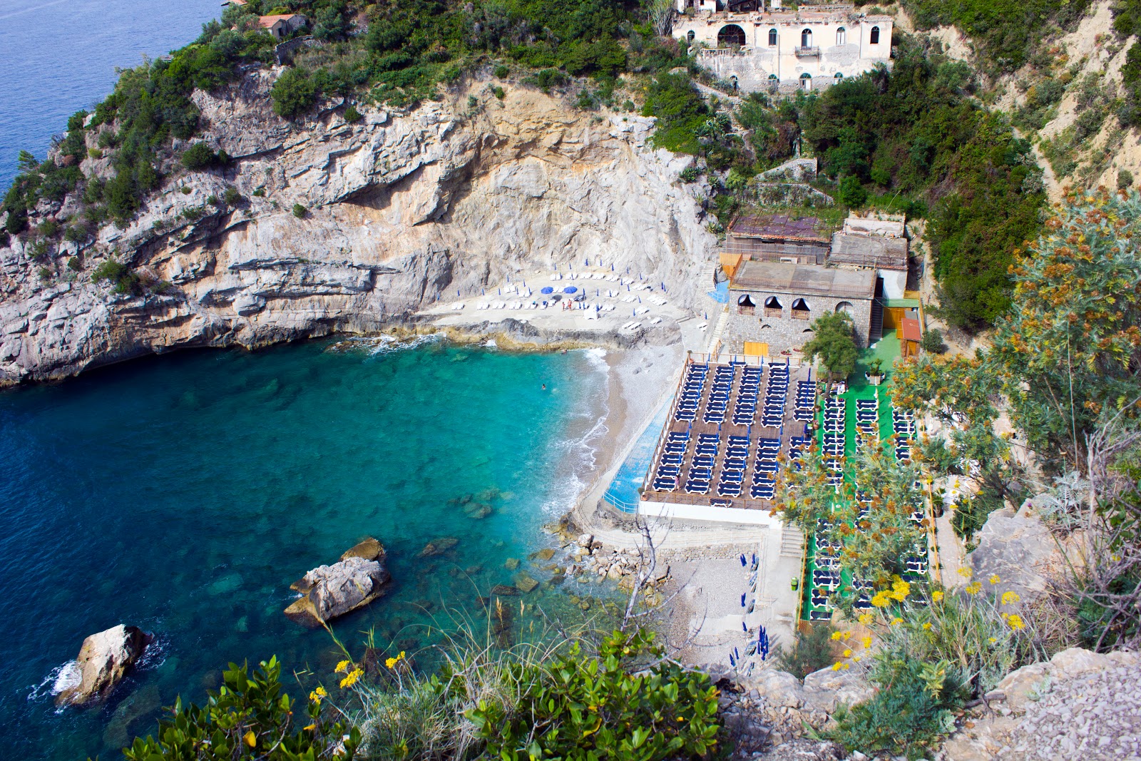 Φωτογραφία του Baia delle Sirene με μπλέ νερό επιφάνεια