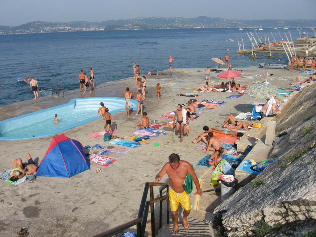 Foto de Crveni Vrh beach con agua cristalina superficie