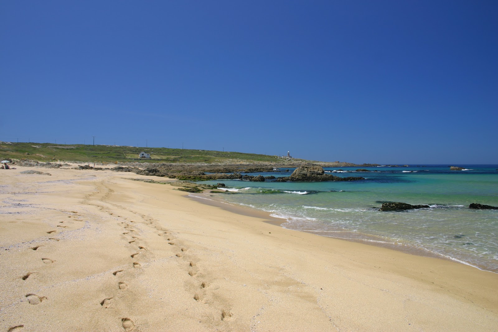 Valokuva Balieiros beachista. pinnalla kirkas hieno hiekka:n kanssa