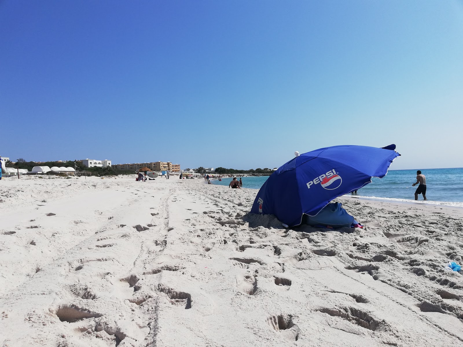 Fotografie cu Base Nautique beach cu o suprafață de apa pură turcoaz