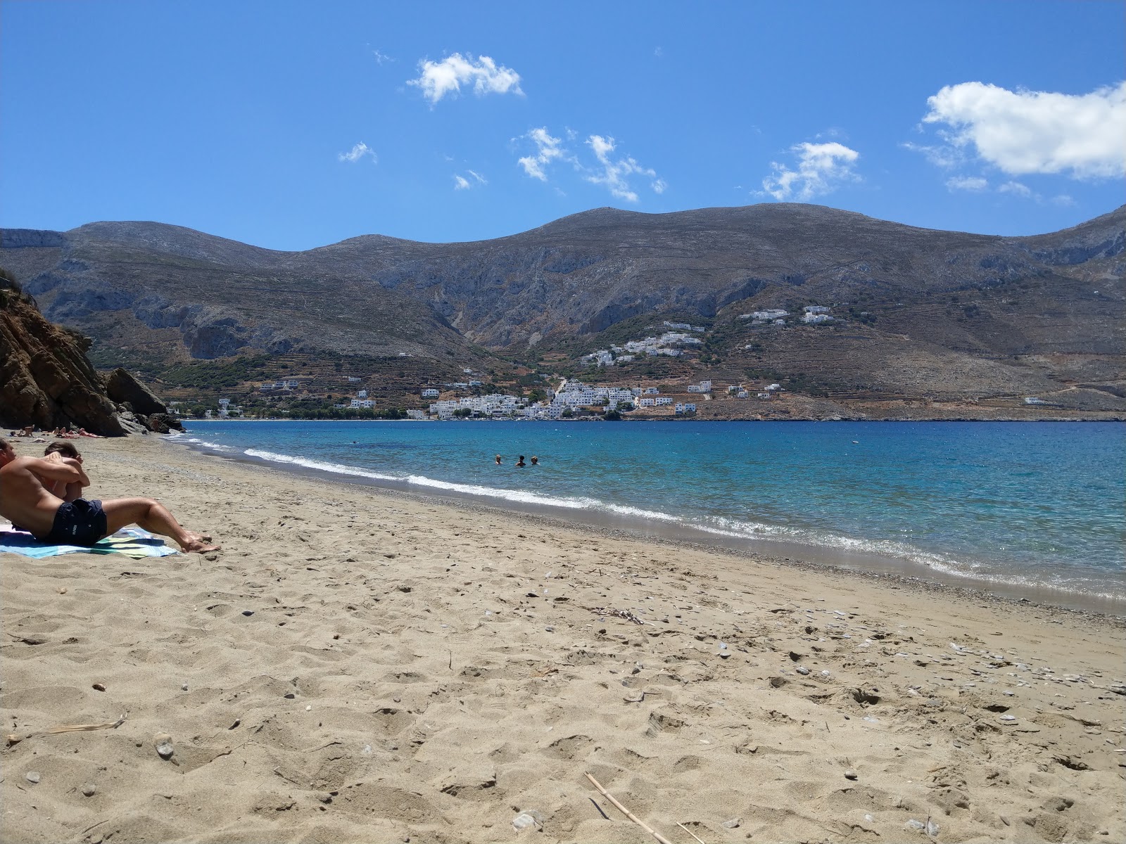 Levrossos海滩的照片 带有碧绿色纯水表面