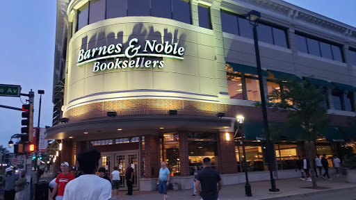 Book Store «Barnes & Noble», reviews and photos, 47 E Chicago Ave, Naperville, IL 60540, USA