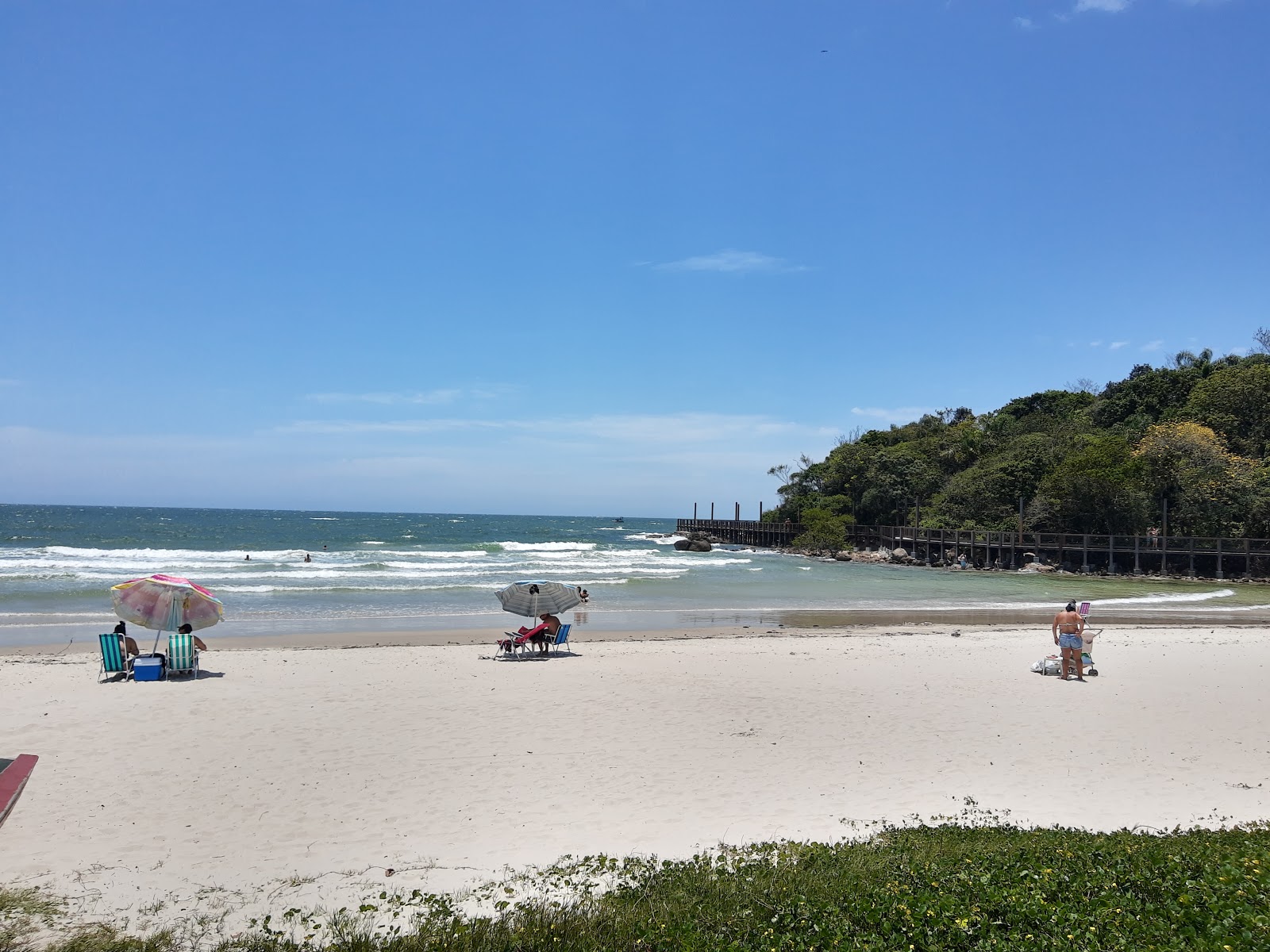 Praia do Ribeiro的照片 带有碧绿色纯水表面