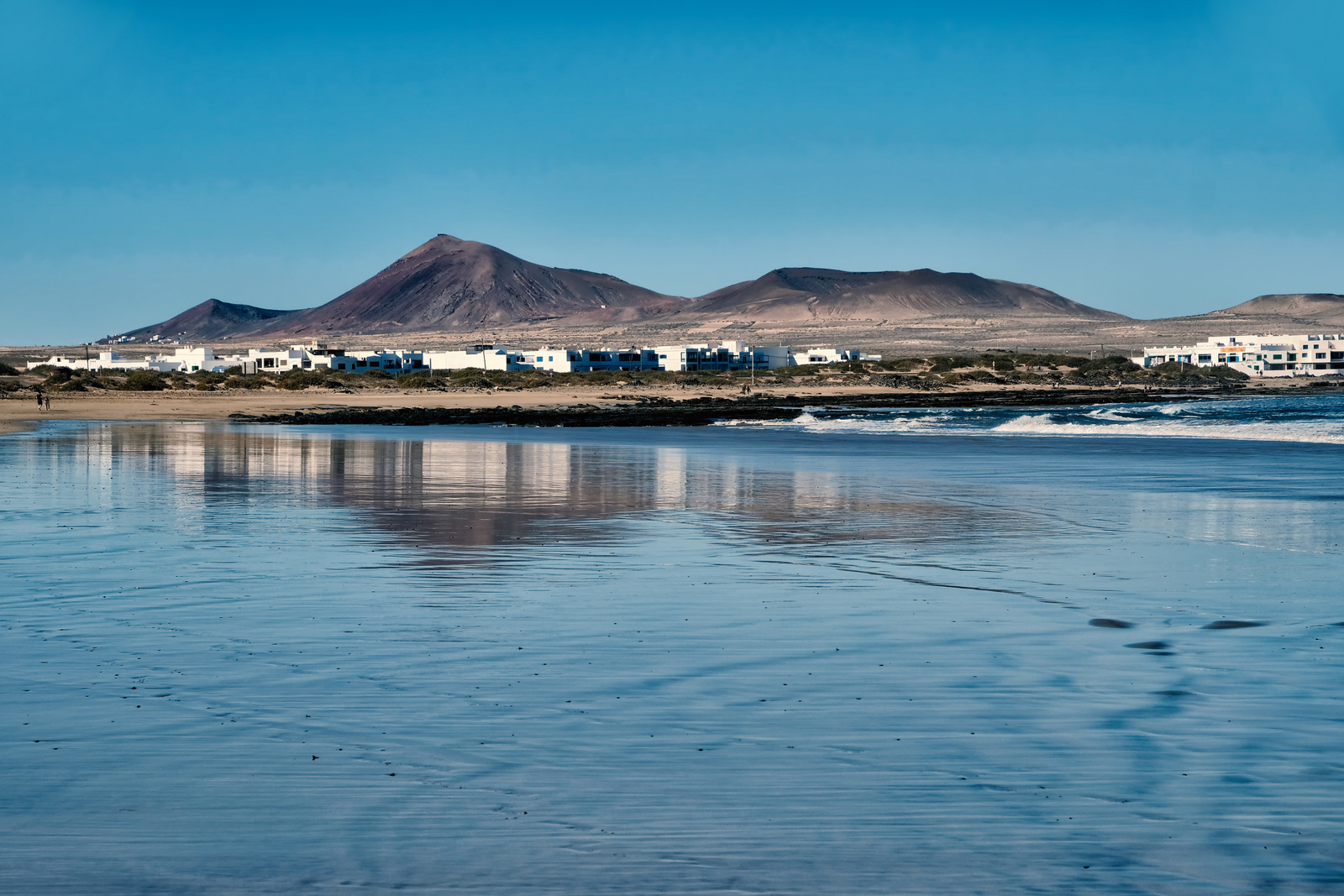Famara Plajı'in fotoğrafı - rahatlamayı sevenler arasında popüler bir yer