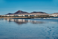 Famara Plajı'in fotoğrafı - rahatlamayı sevenler arasında popüler bir yer