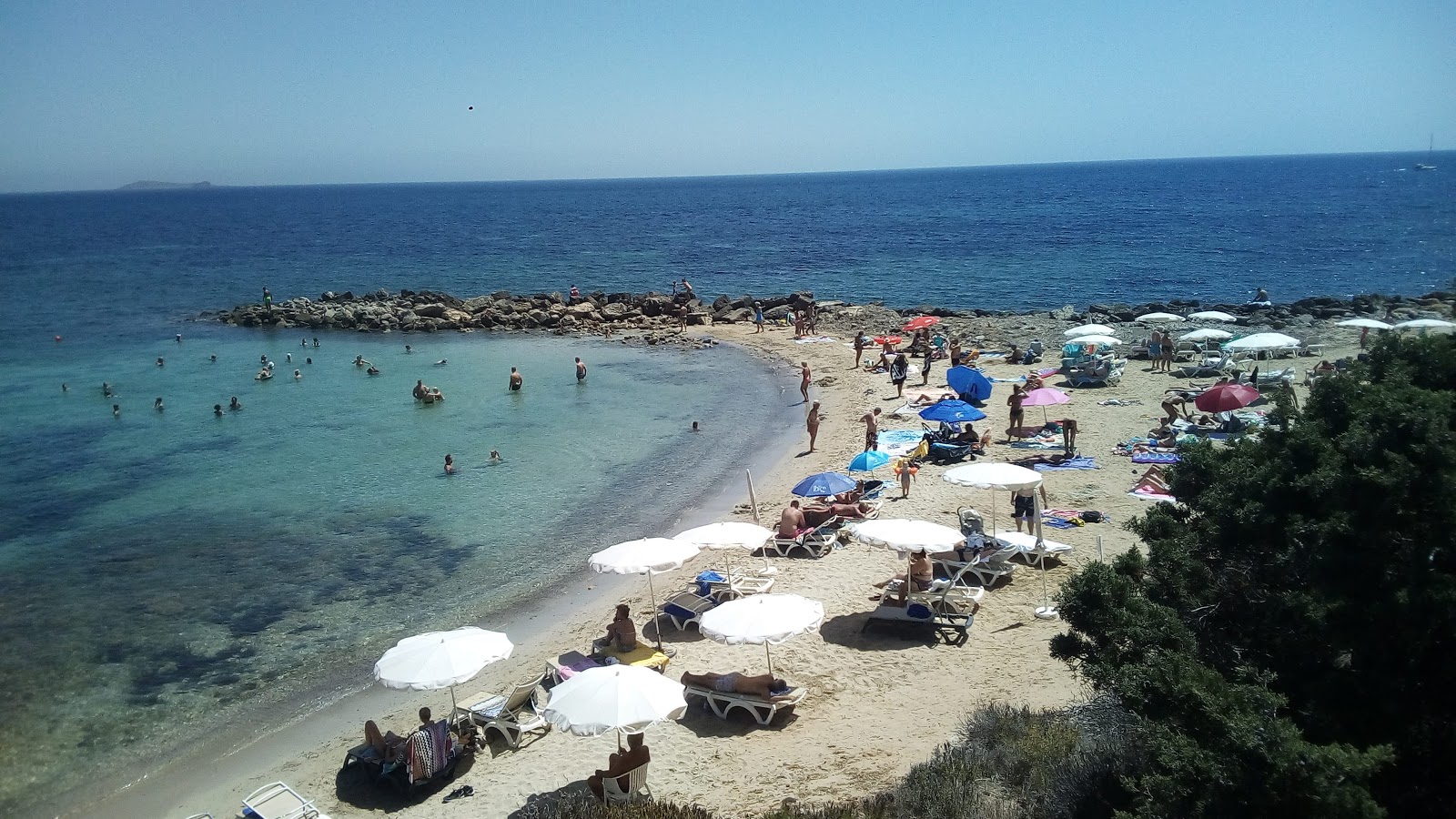 Es Calo de s'Alga'in fotoğrafı küçük koy ile birlikte