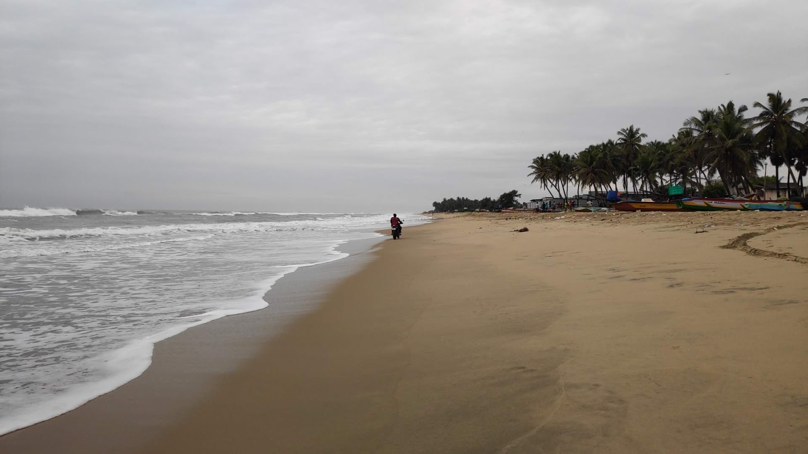 Φωτογραφία του Koovathur Beach με μακρά ευθεία ακτή