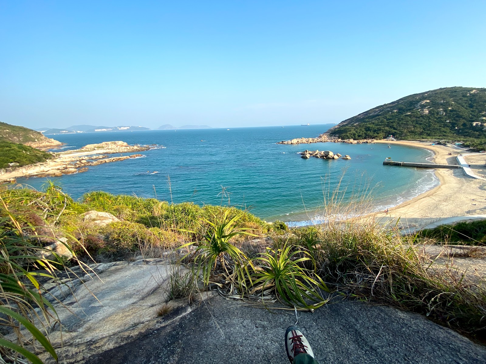 Foto de Yung Shue Ha Beach com areia brilhante superfície