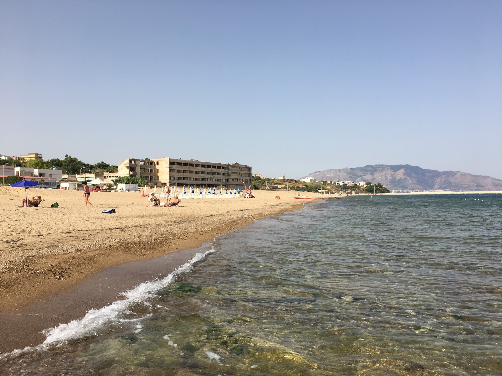 Foto von Lido Kajros mit heller sand Oberfläche