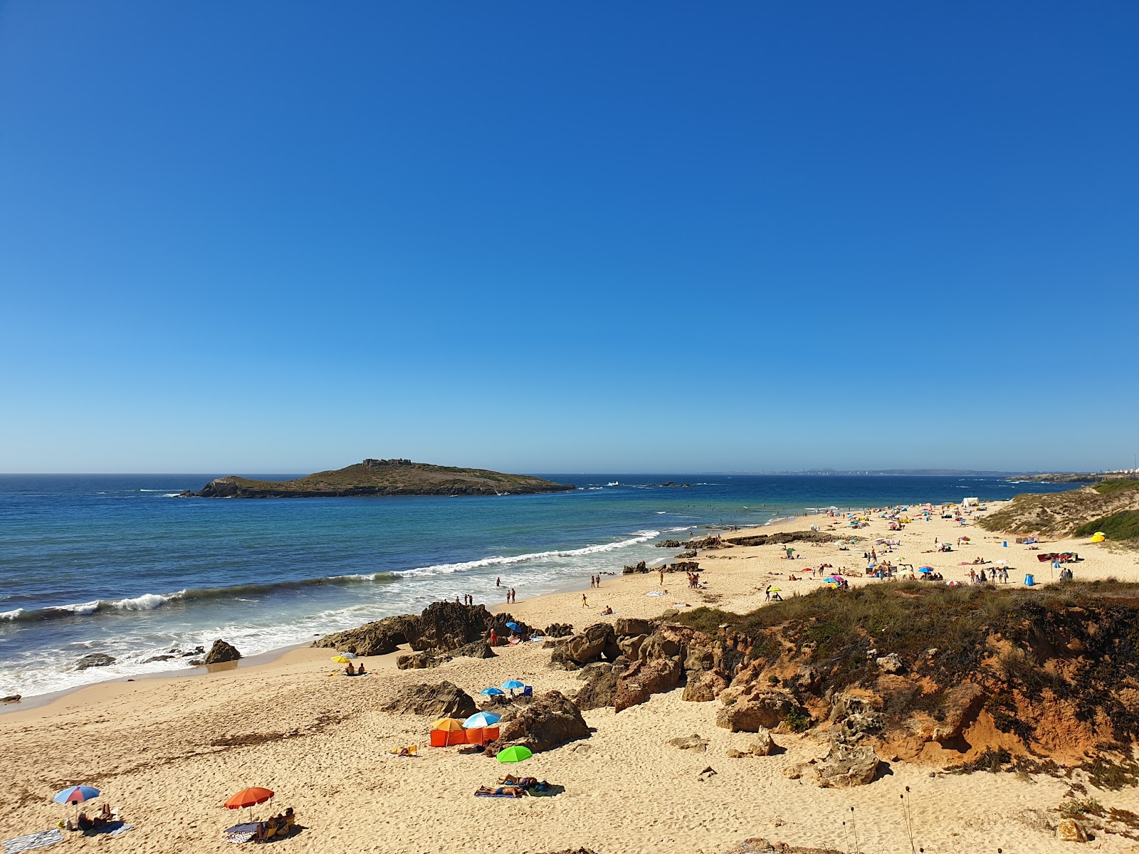 Foto av Pessegueiro Island Beach med ljus sand yta