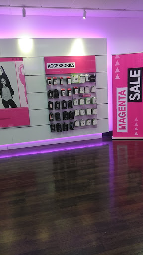 Cell Phone Store «T-Mobile», reviews and photos, 9122 Overland Plaza, Overland, MO 63114, USA