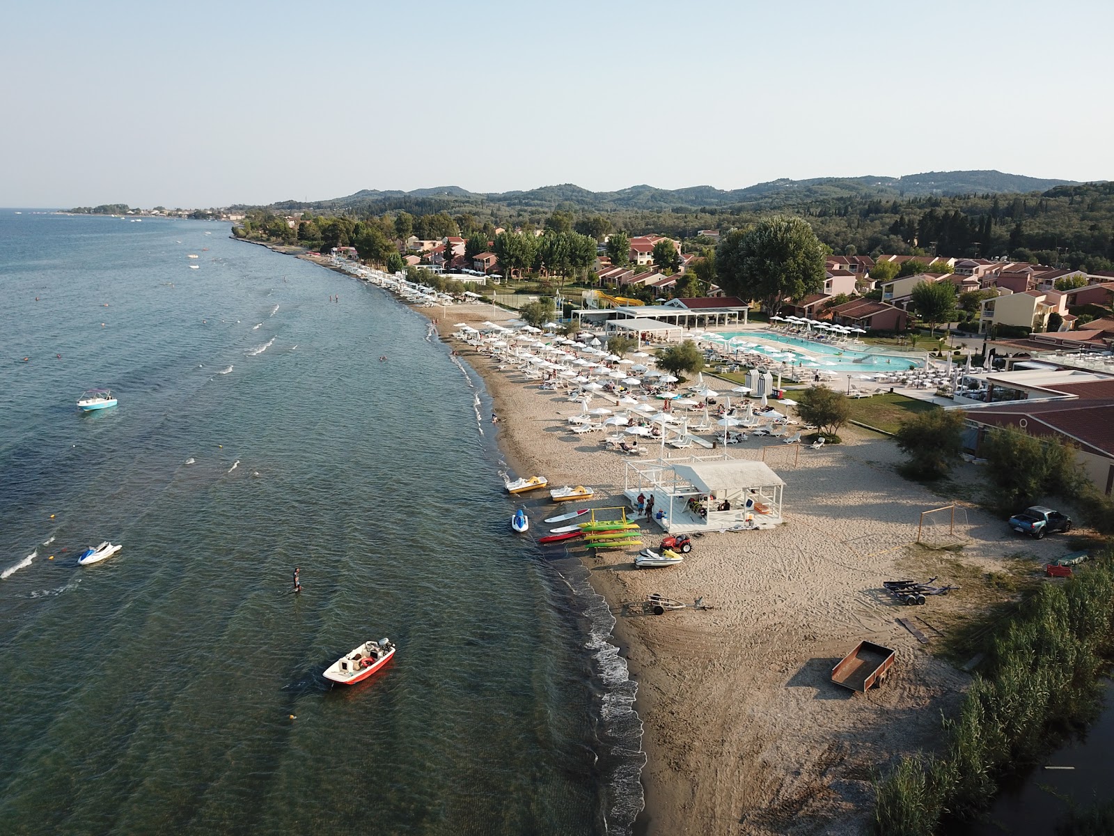 Foto di Spiaggia di Agios Petros con una superficie del sabbia pura scura