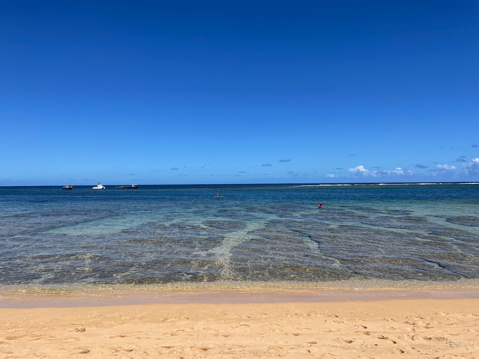 Foto de Praia dos Túneis apoiado por penhascos