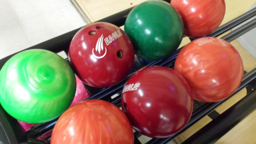 Bowling Alley «4 Seasons Bowling Center», reviews and photos, 1100 W Galena Ave, Freeport, IL 61032, USA