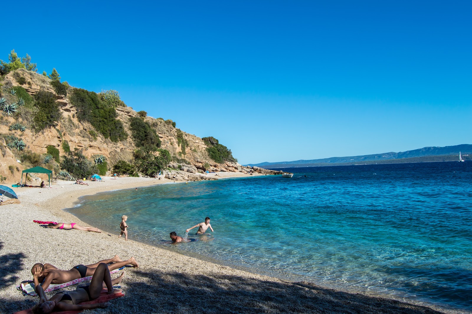 Romantic beach'in fotoğrafı - rahatlamayı sevenler arasında popüler bir yer