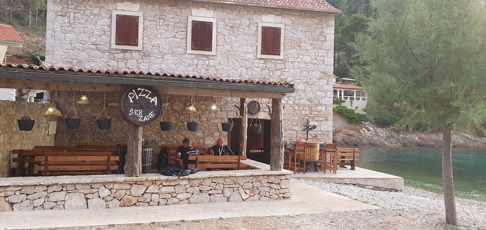 Fotografie cu Velika Stiniva beach înconjurat de munți