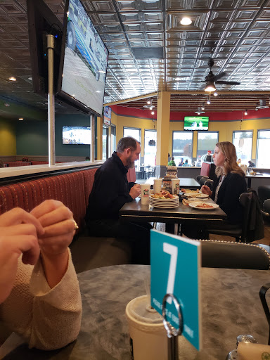 Pizza Restaurant «Round Table Pizza», reviews and photos, 16550 SE McLoughlin Blvd, Milwaukie, OR 97267, USA