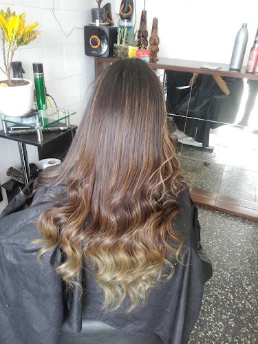 ENREDADOS PELUQUERIA Y BARBERIA SPA - Peluquería