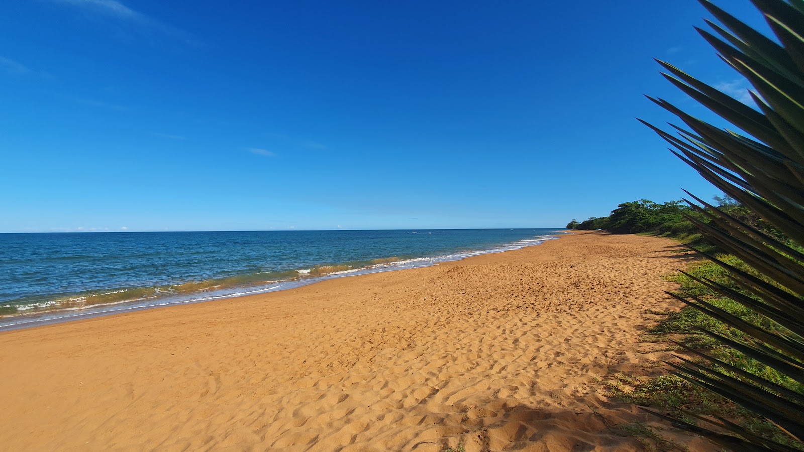 Fotografija Plaža Putiri z svetel pesek površino