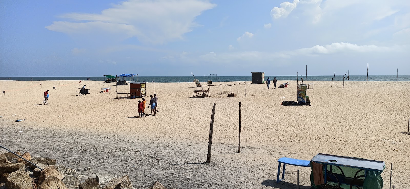 Azheekal Beach'in fotoğrafı geniş bir kıyı şeridi ile birlikte