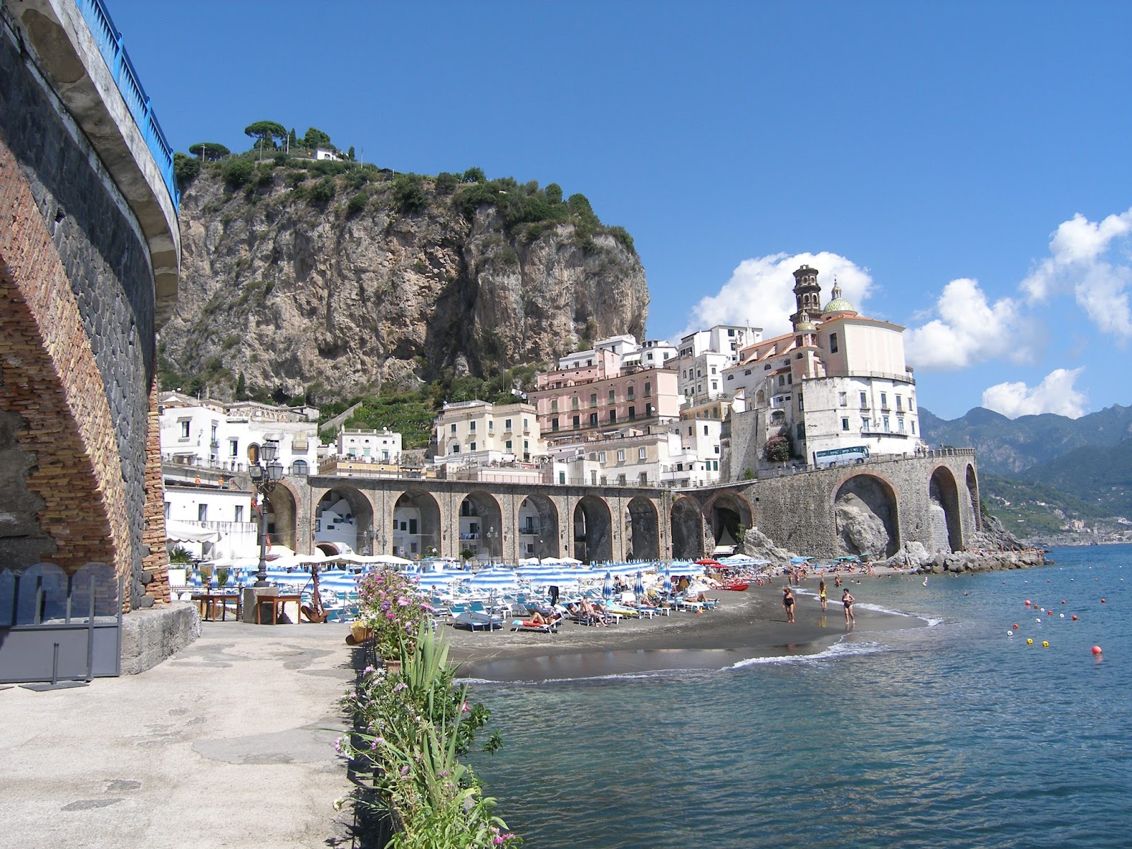 Spiaggia di atrani'in fotoğrafı mavi saf su yüzey ile