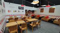 Atmosphère du Restaurant de hamburgers Five Guys Les Halles à Paris - n°18