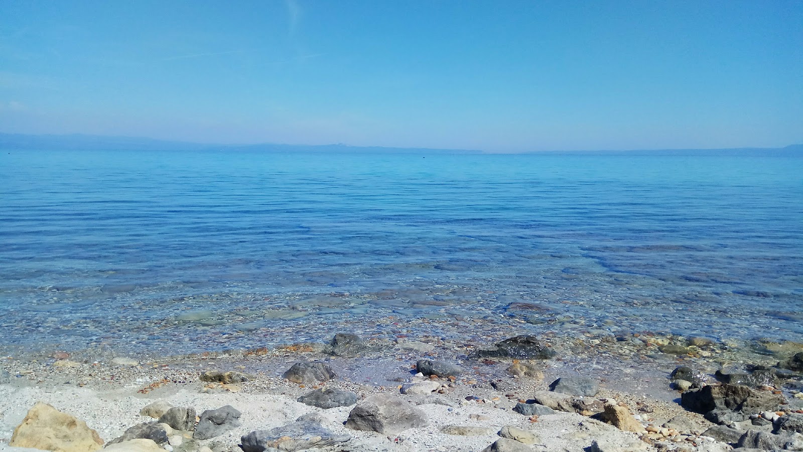Photo de Kryopigi beach avec rivage droit, long