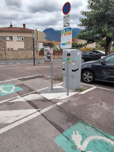 Borne de recharge de véhicules électriques RÉVÉO Charging Station Prades