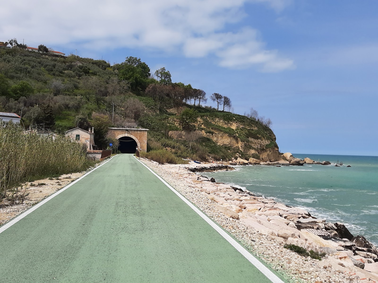 Punta Acquabella Beach'in fotoğrafı uçurumlarla desteklenmiş