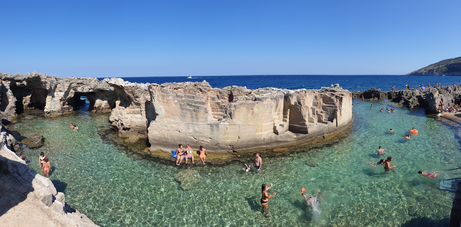 Foto di Spiaggia e Piscina Naturale di Marina Serra con molto pulito livello di pulizia