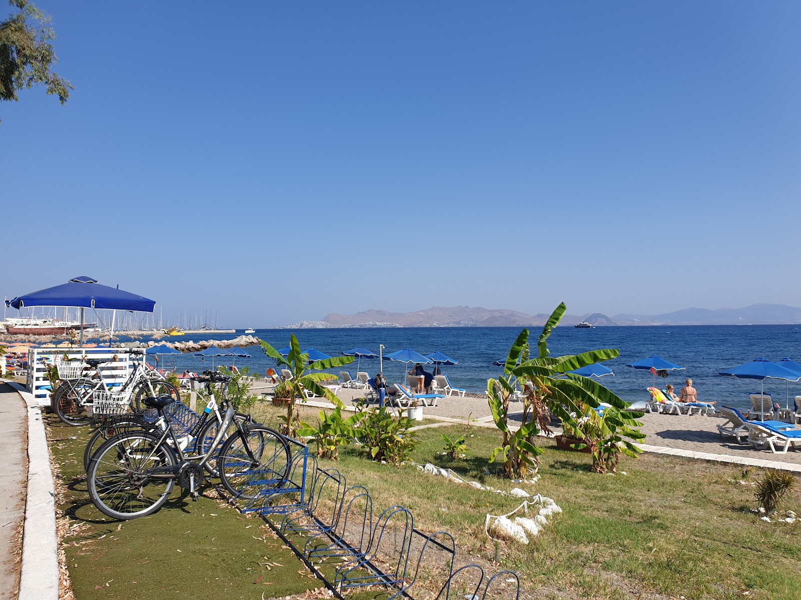Foto von Paradiso Beach mit beiger sand Oberfläche