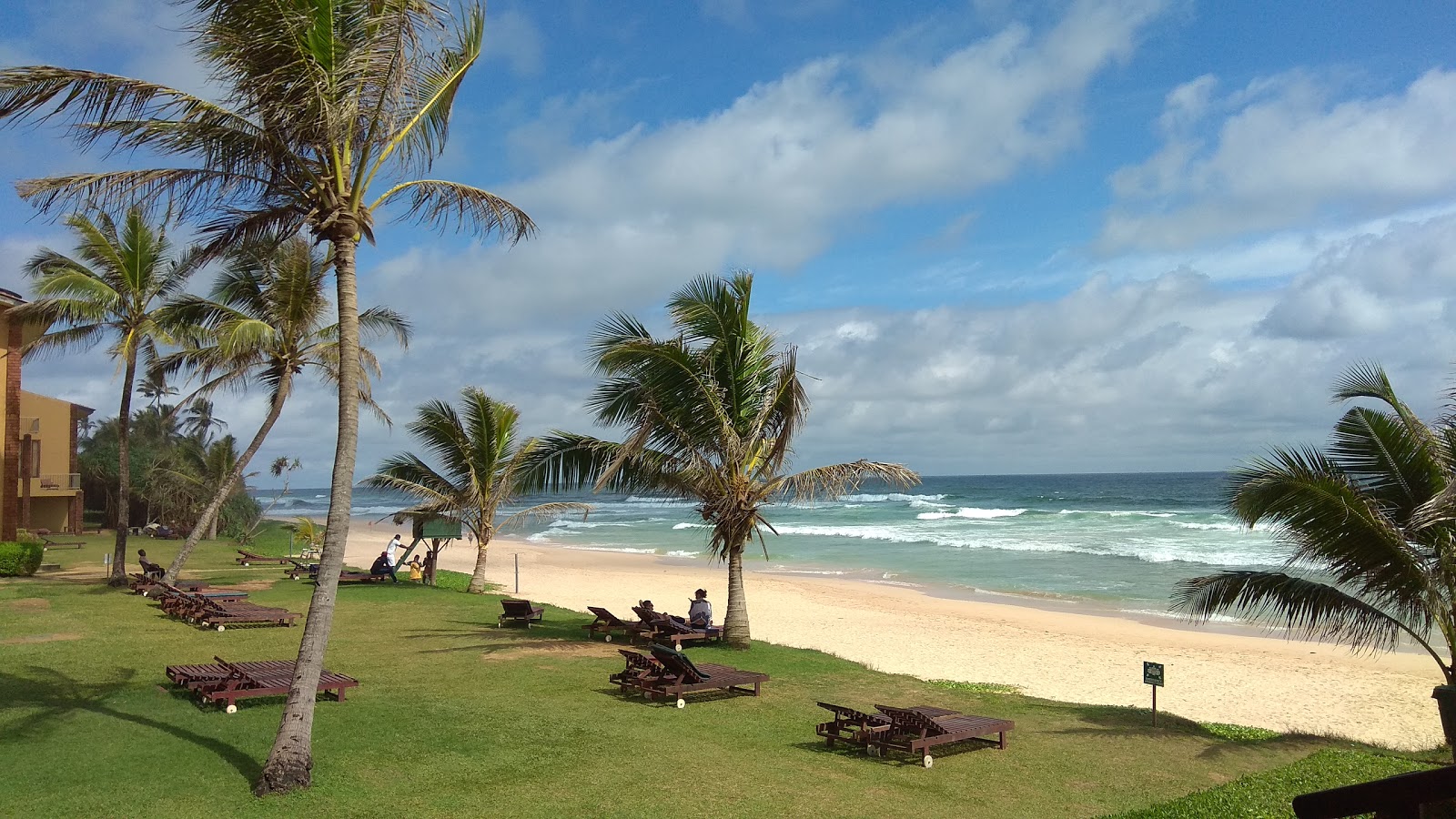 Foto van Koggala Beach met recht en lang