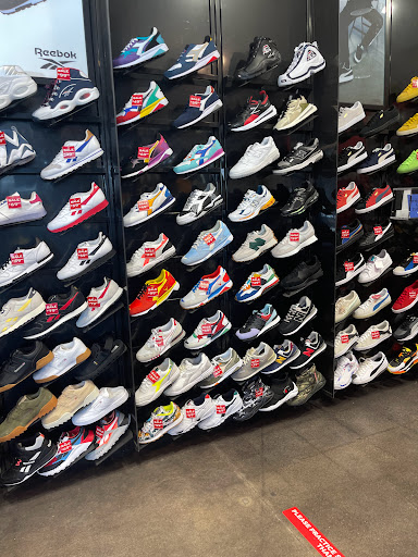 Shoe Store «Foot Locker», reviews and photos, 990 Gulfgate Center Mall, Houston, TX 77087, USA