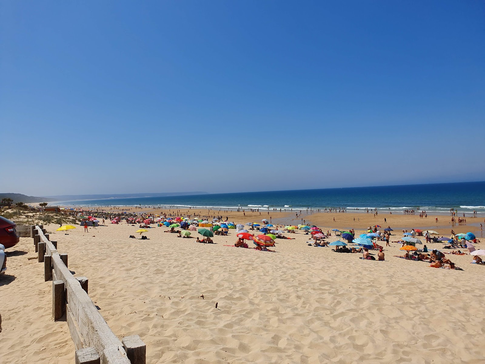 Fotografie cu Praia da Fonte da Telha - locul popular printre cunoscătorii de relaxare