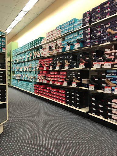 Shoe Store «Shoe Carnival», reviews and photos, 152 S Gary Ave, Bloomingdale, IL 60108, USA