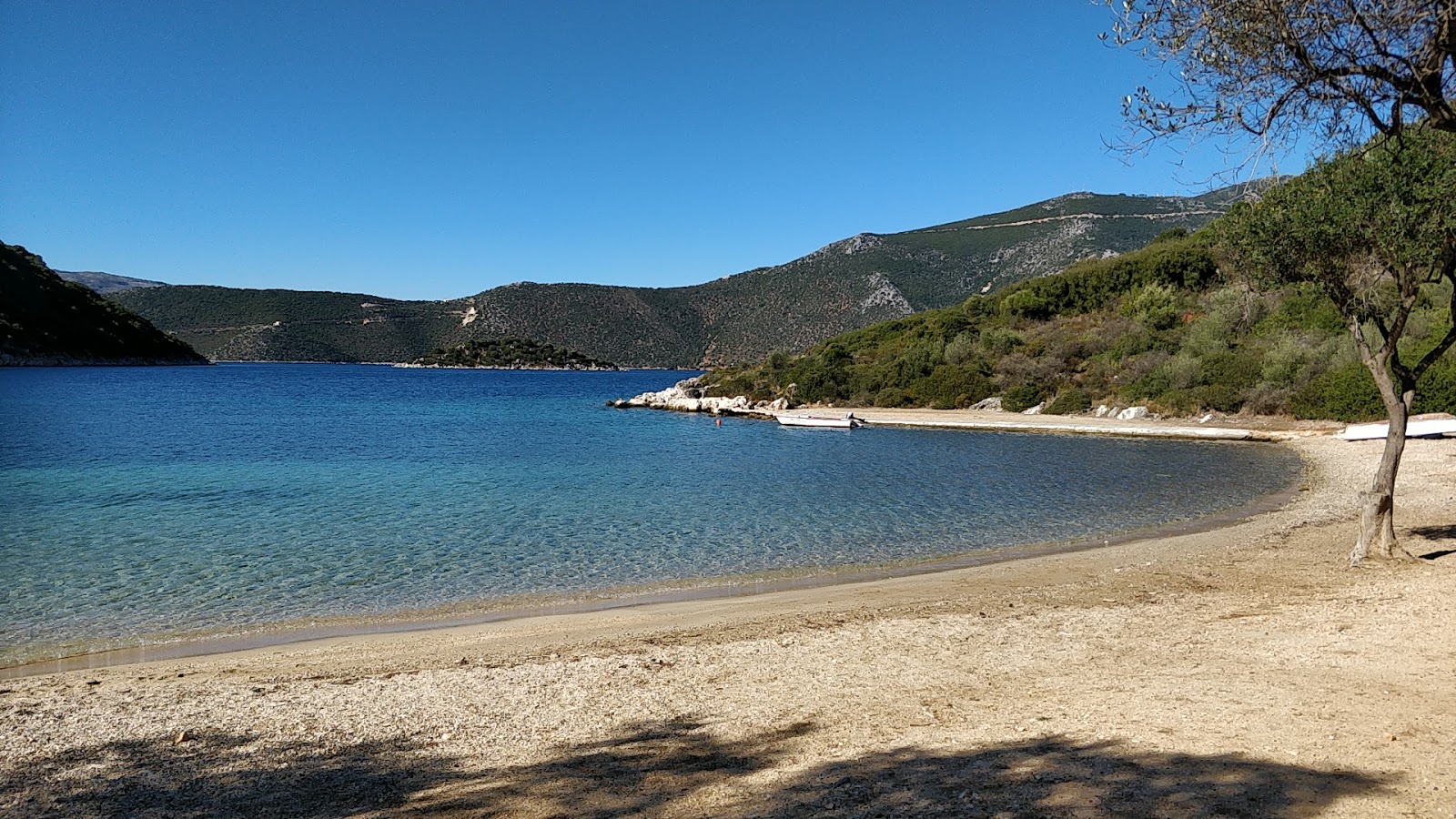 Photo de Loutsa beach avec sable clair avec caillou de surface